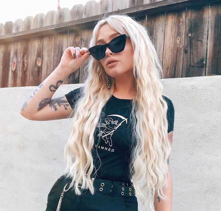 Fryzura "bold fringes" w wersji blond