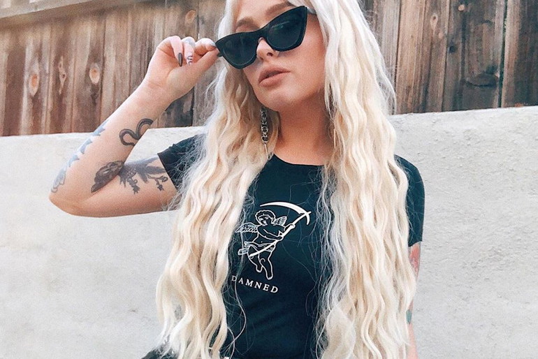 Fryzura "bold fringes" w wersji blond