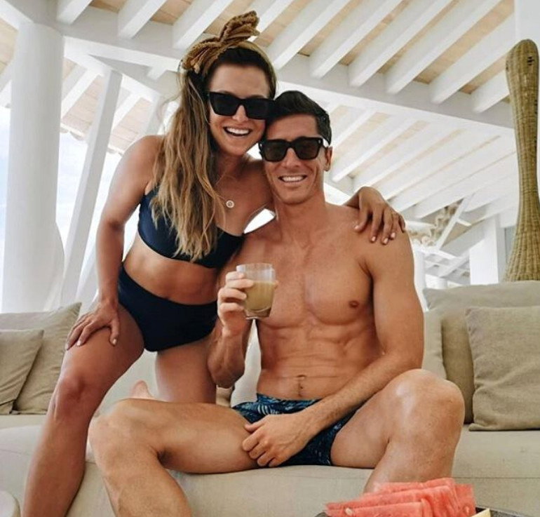 Anna Lewandowska w bikini, Robert Lewandowski bez koszulki