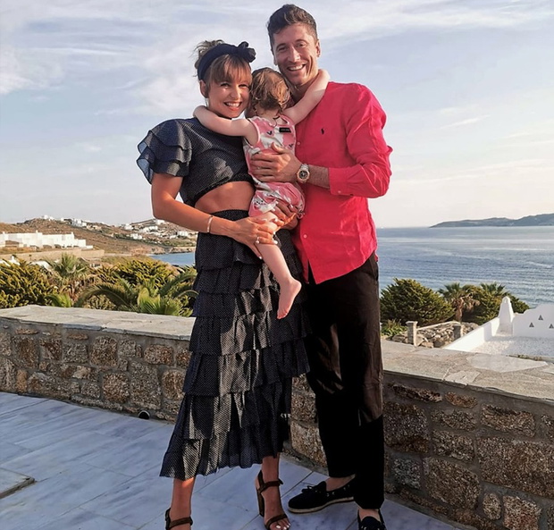 Anna i Robert Lewandowscy z córką na wakacjach