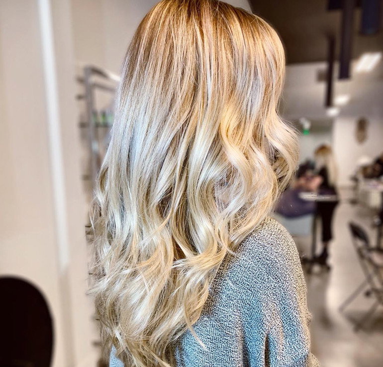 Light Ash Blonde - ta koloryzacja będzie największym hitem po wakacjach