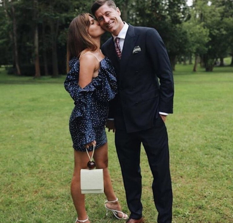Anna Lewandowska całuje Roberta Lewandowskiego