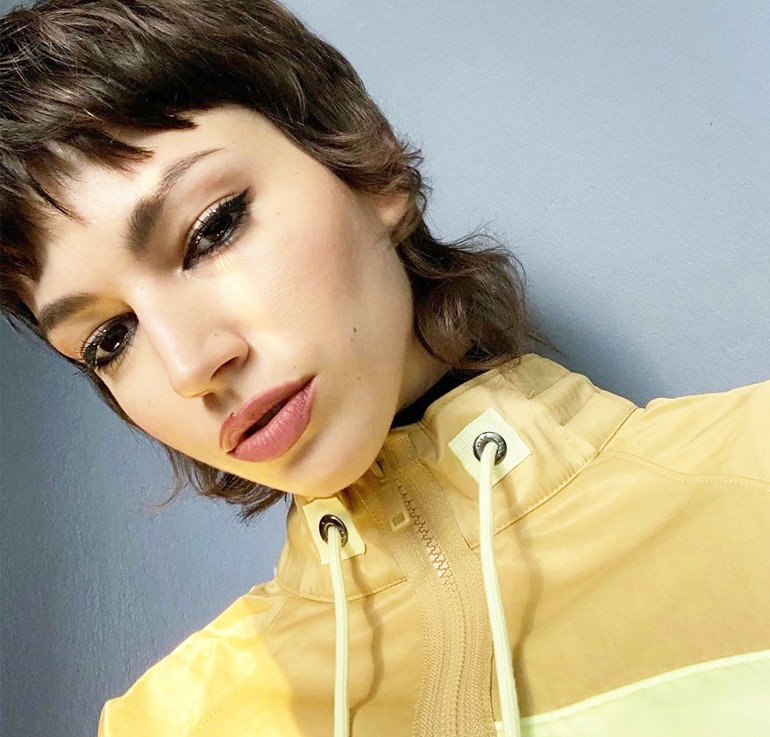 Fryzury lato 2020. "Micro bangs" - to najsłodszy trend na Instagramie na wakacje