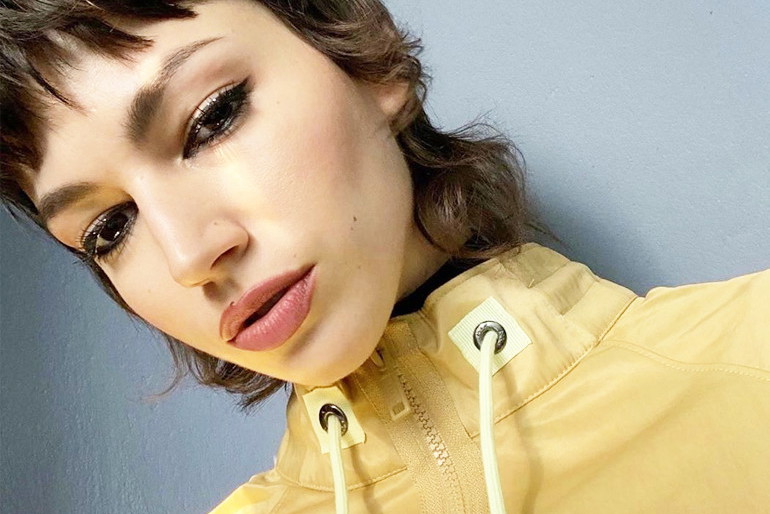 Fryzury lato 2020. "Micro bangs" - to najsłodszy trend na Instagramie na wakacje