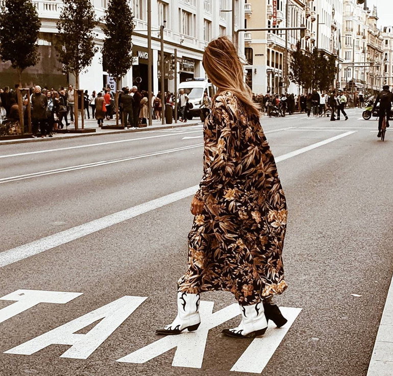 Trendy lato 2020. W tych sukienkach maxi z H&M, Zara, Reserved przechodzisz całe wakacje!