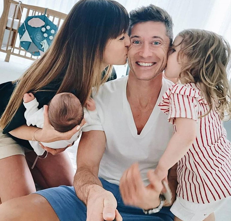 Anna i Robert Lewandowscy z córkami, Laurą i Klarą