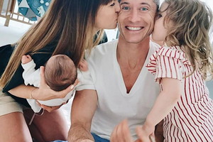 Anna i Robert Lewandowscy z córkami, Laurą i Klarą