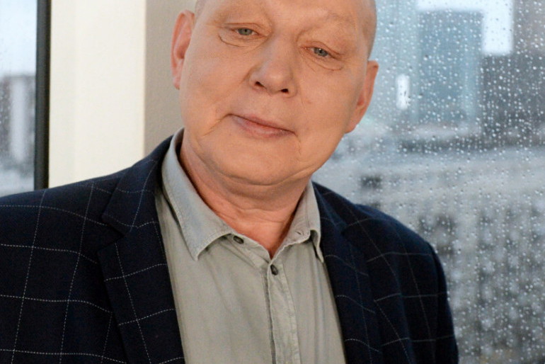 Krzysztof Jackowski w czarnej marynarce