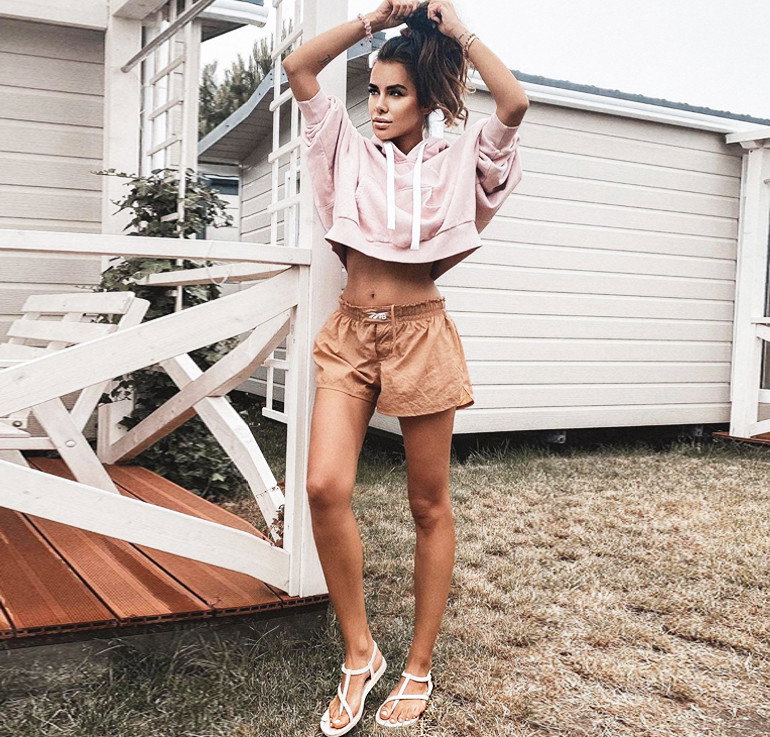 Trendy lato 2020. Te płaskie sandały za 100 zł wyszczuplają nogi! Natalia Siwiec już je ma - to hit Instagrama!
