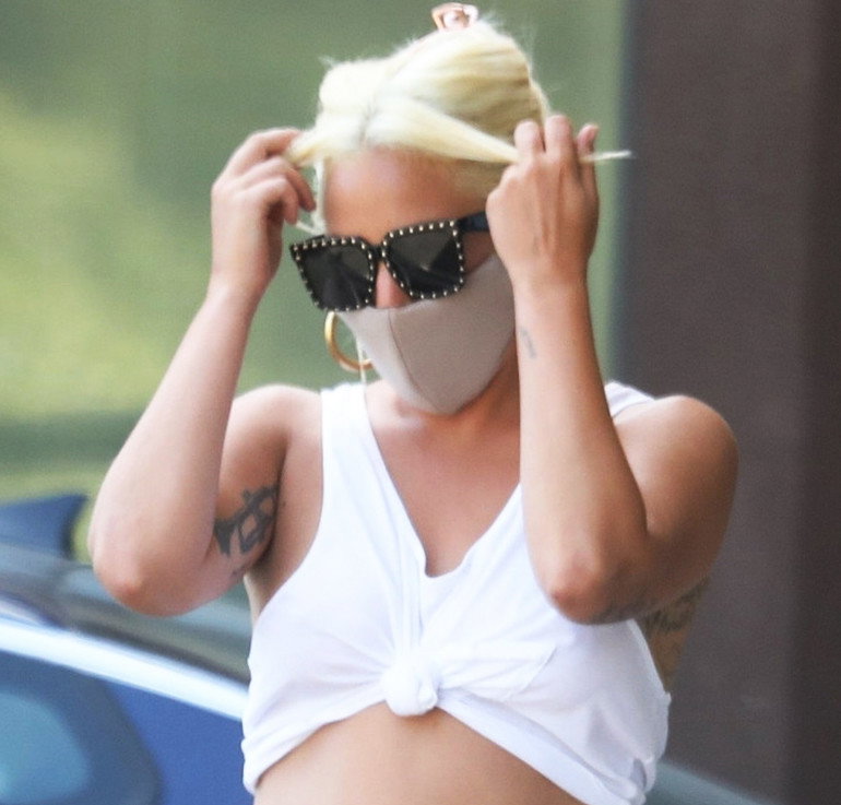 Lady Gaga eksponuje nową zaokrągloną figurę