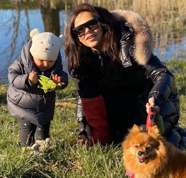 Sylwia Bomba z córką spędza czas na świeżym powietrzu. Nie boi się koronawirusa?