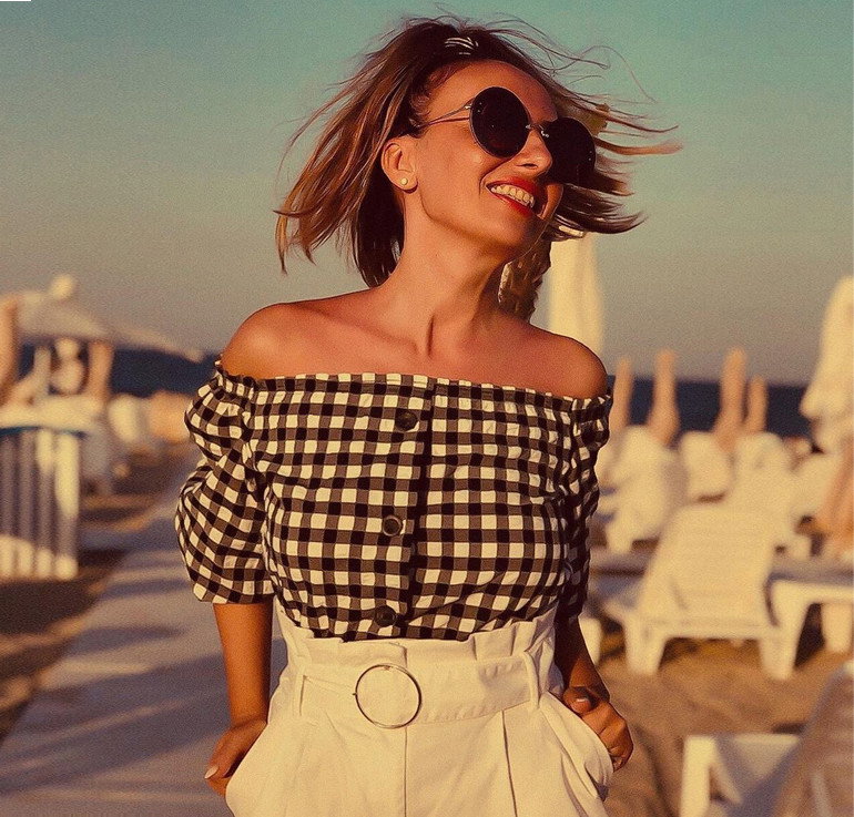 Bluzka hiszpanka w czarno-białą kratkę z H&M za 29 złotych to hit Instagrama!