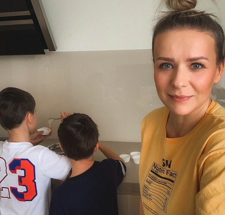 Aneta Zając z dziećmi w kuchni