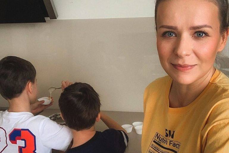Aneta Zając z dziećmi w kuchni