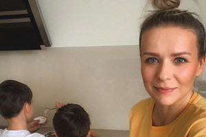 Aneta Zając z dziećmi w kuchni