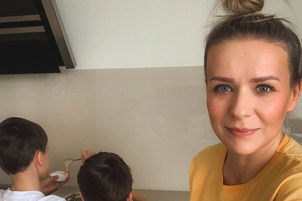 Aneta Zając z dziećmi w kuchni