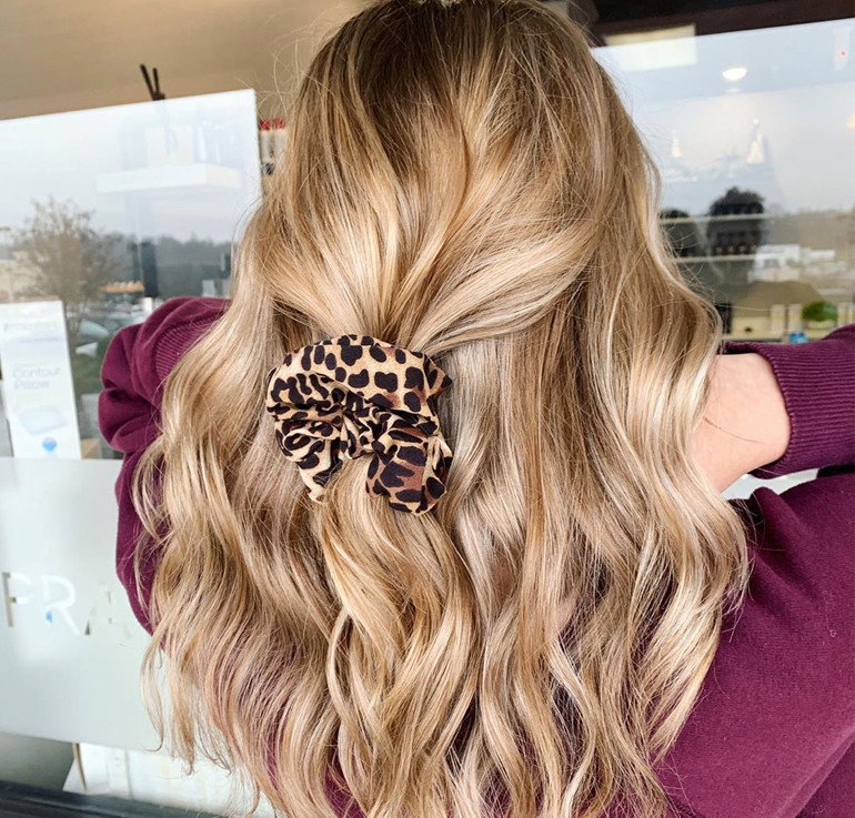 Bronde i wavy hair. To najmodniejsza fryzura na wakacje 2020! Ideał dla długich włosów