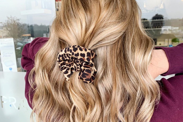 Bronde i wavy hair. To najmodniejsza fryzura na wakacje 2020! Ideał dla długich włosów