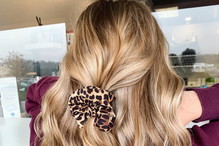 Bronde i wavy hair. To najmodniejsza fryzura na wakacje 2020! Ideał dla długich włosów