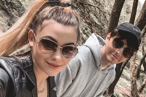 Sylwia Przybysz i Jaś Dąbrowski na spacerze z Polą