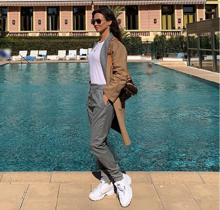 Kinga Rusin w sneakersach Fila. Są teraz na wyprzedaży!