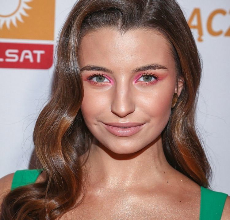 Różowy makijaż oczu: Julia Wieniawa