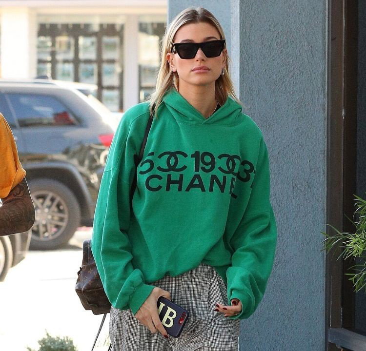 Hailey Bieber w bluzie z logo Chanel