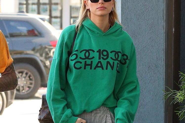 Hailey Bieber w bluzie z logo Chanel