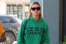 Hailey Bieber w bluzie z logo Chanel