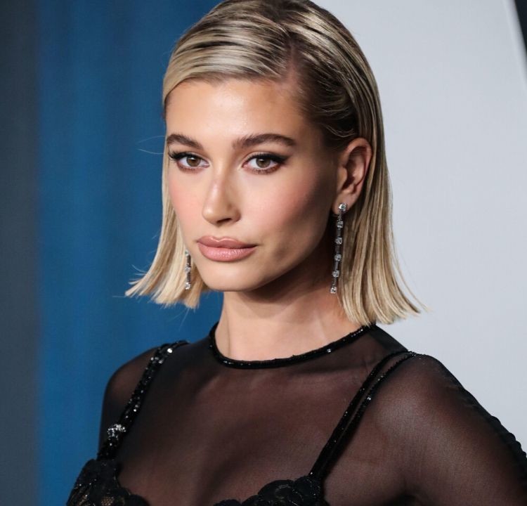 Trendy 2020: modne fryzury z półdługich włosów /Hailey Bieber