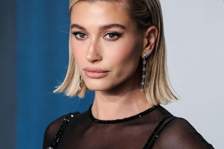 Trendy 2020: modne fryzury z półdługich włosów /Hailey Bieber