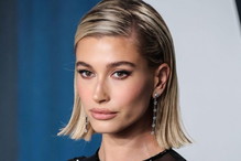 Trendy 2020: modne fryzury z półdługich włosów /Hailey Bieber