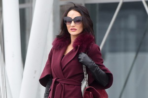 Justyna Steczkowska w bordowym płaszczu pod studiem Pytania na śniadanie