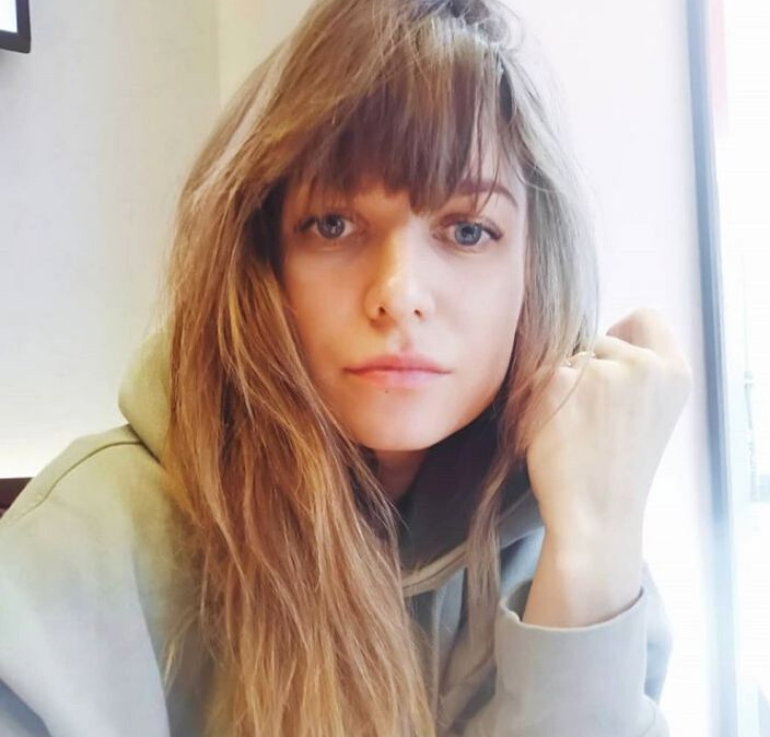 Anna Lewandowska w szarej bluzie