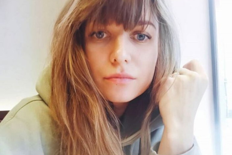 Anna Lewandowska w szarej bluzie