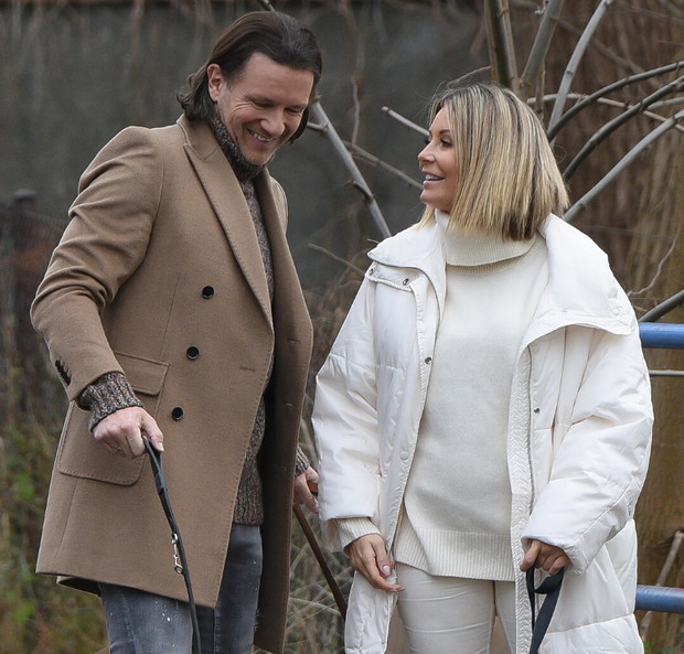 Małgorzata Rozenek i Radosław Majdan na spacerze z psami