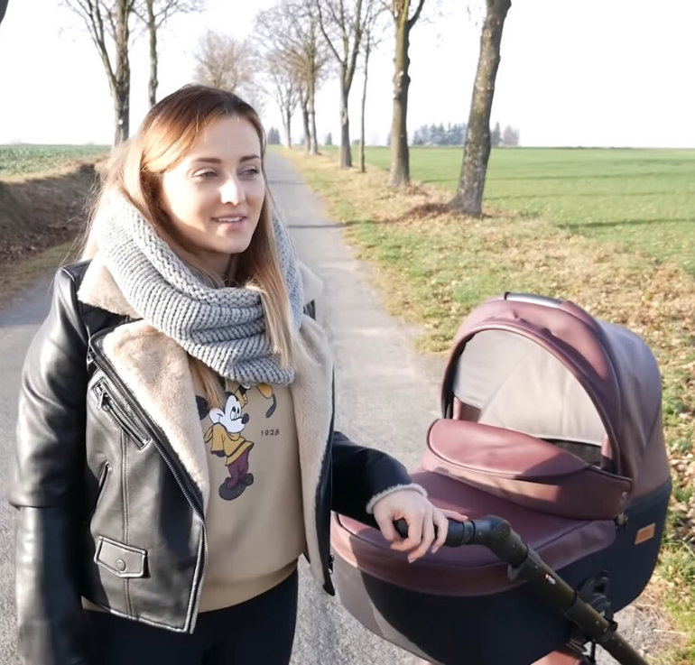 Anna Bardowska z córką na spacerze