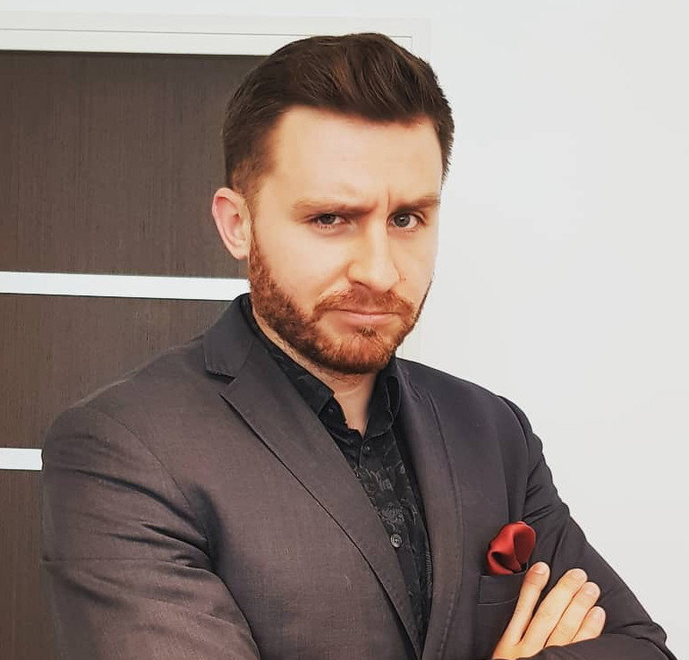 Krzysztof Ufnal z Gogglebox. Przed Telewizorem
