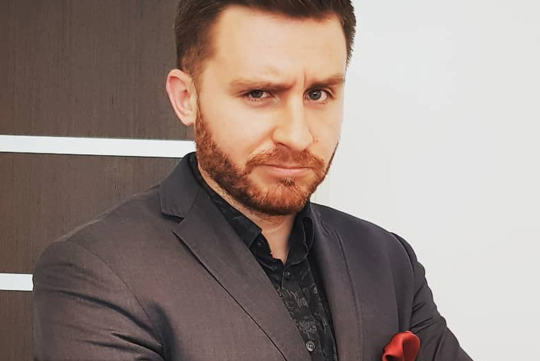 Krzysztof Ufnal z Gogglebox. Przed Telewizorem