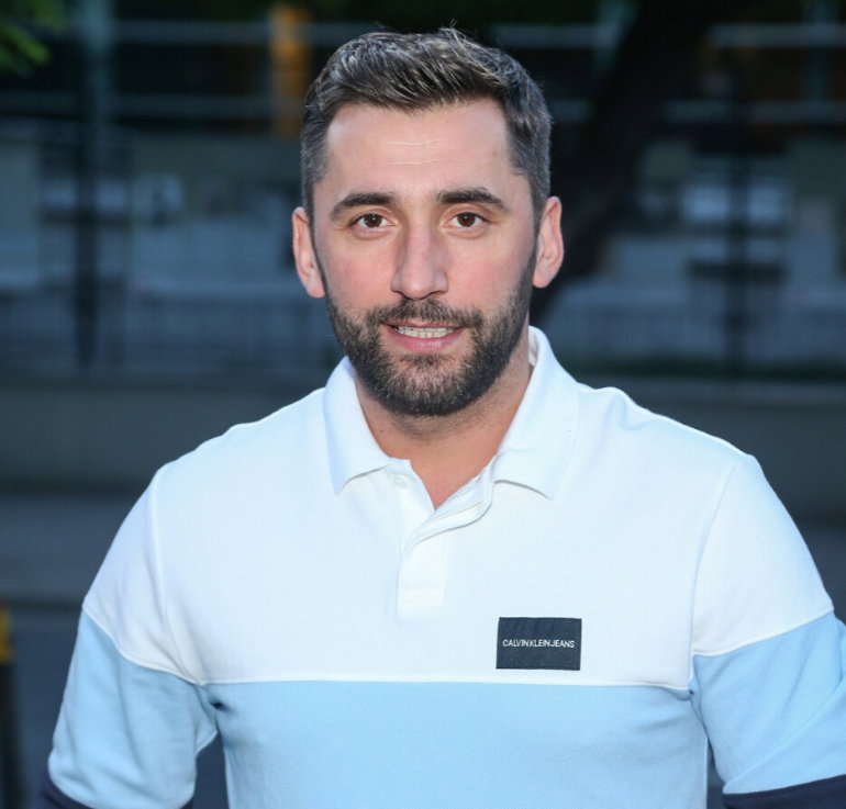 Rafał Maserak w sportowej koszulce