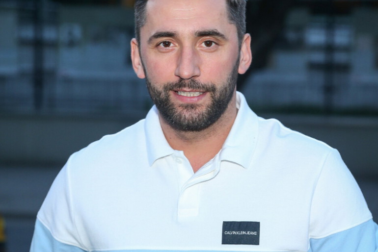 Rafał Maserak w sportowej koszulce