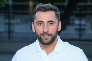 Rafał Maserak w sportowej koszulce