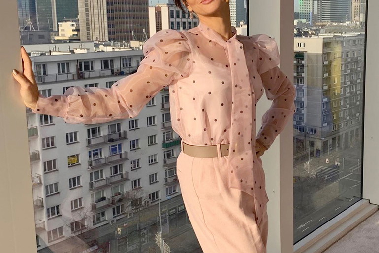 Kinga Rusin w różowej bluzce z organzy