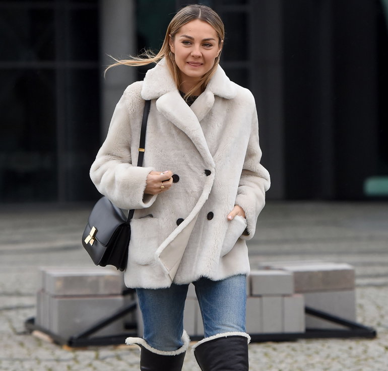 Małgorzata Socha w białym futerku