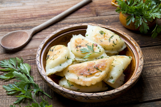 Smaone pierogi na drewnie