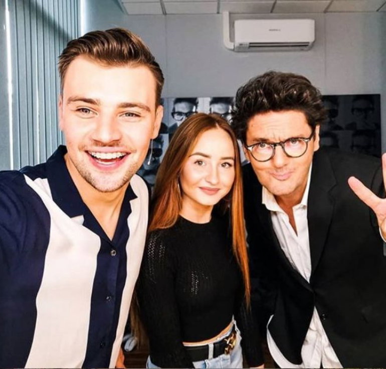 Damian Kordas, Angelika Mucha pozują z Kubą Wojewódzkim