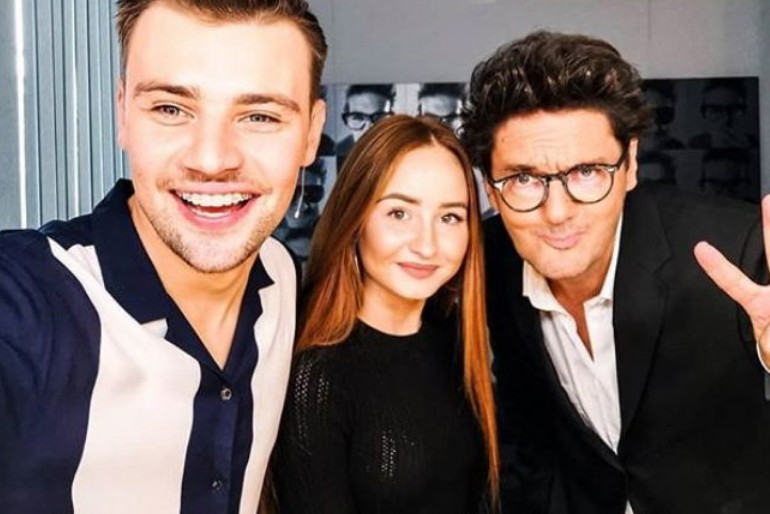 Damian Kordas, Angelika Mucha pozują z Kubą Wojewódzkim