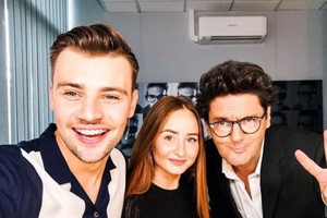 Damian Kordas, Angelika Mucha pozują z Kubą Wojewódzkim