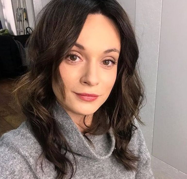 Maria Dejmek w szarym golfie