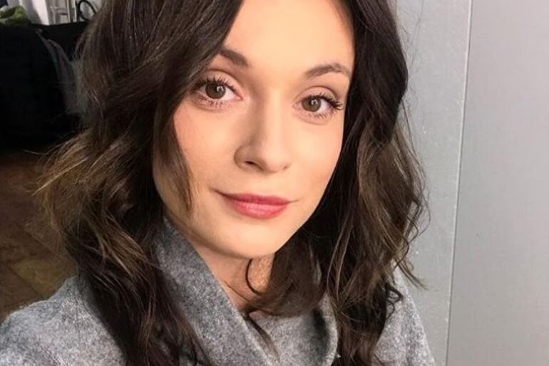 Maria Dejmek w szarym golfie